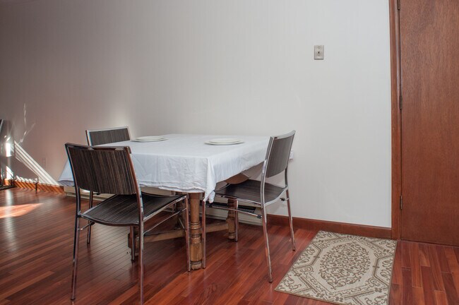 Kitchen eat in - 17 Springbrook Rd