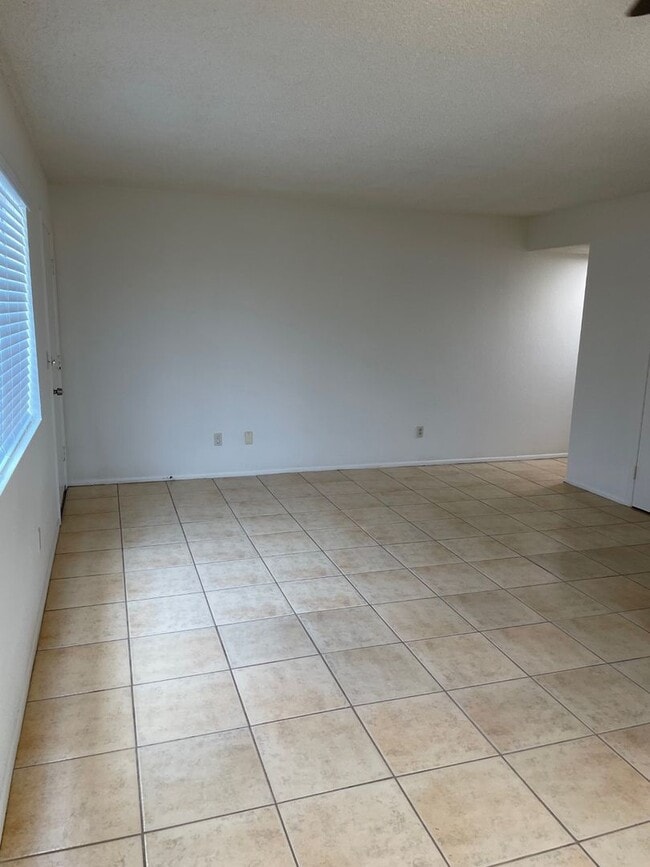 Building Photo - KIOW2332