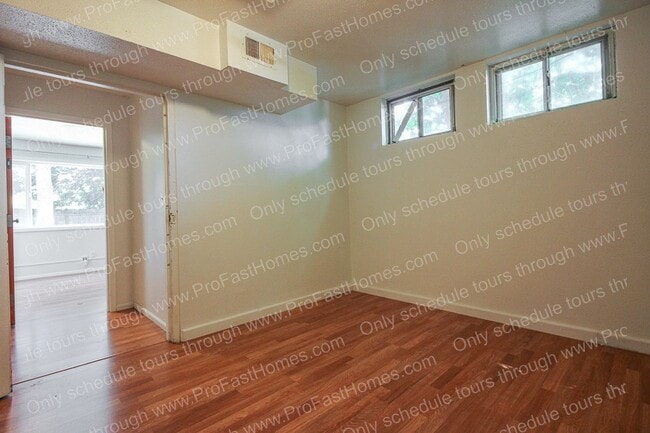 Building Photo - 160 SW Towle Ave