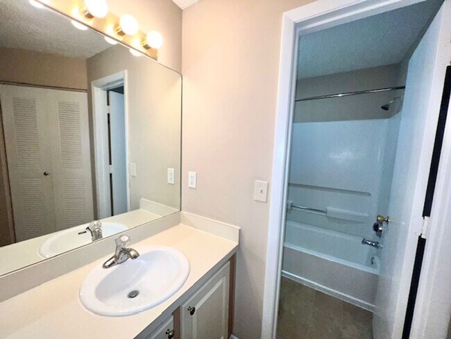 Building Photo - 2585 Grassy Point Dr
