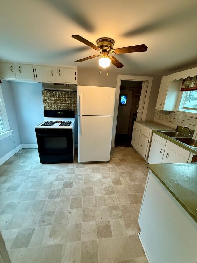 Building Photo - Charming 2-Bedroom Home with Vintage Touch...