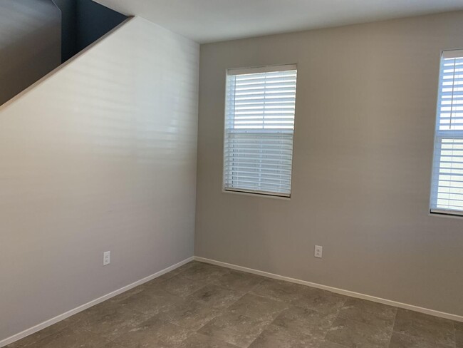 Building Photo - Beautiful 5 bedroom home