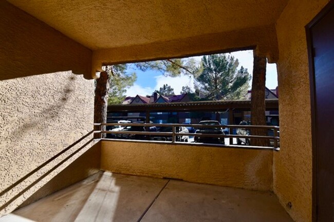 Building Photo - Cozy 2 Bed 2 Bath Condo at Canyon Gate