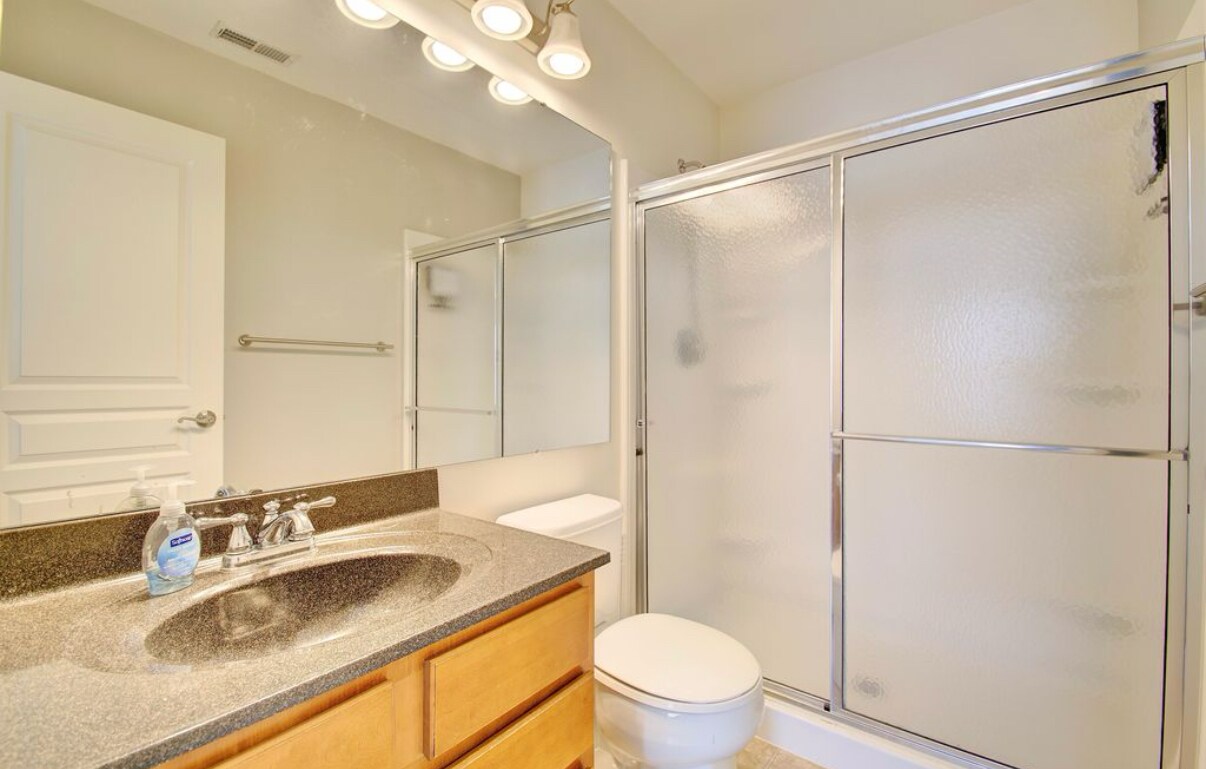 Building Photo - 2223 Rolling Hills Dr
