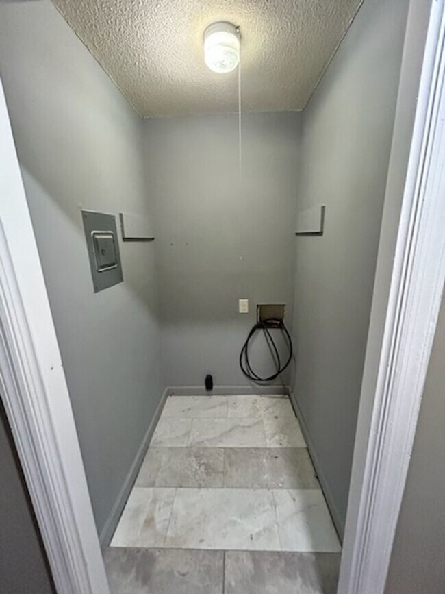Building Photo - Welcome to this charming 3-bedroom, 1-bath...