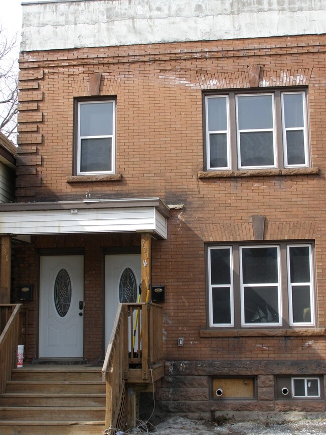 Building Photo - 711 E 2nd St