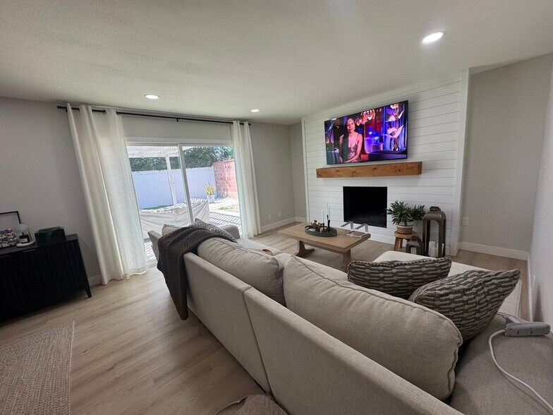 Living Room - 2423 Lennox St