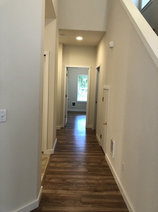 Building Photo - Beautiful Townhouse in Prime Tigard Locati...