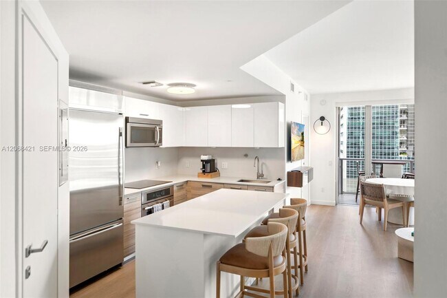 Building Photo - 1300 Brickell Bay Dr