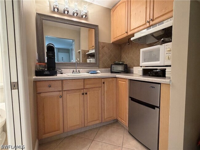 Building Photo - 2555 Tamiami Trail N