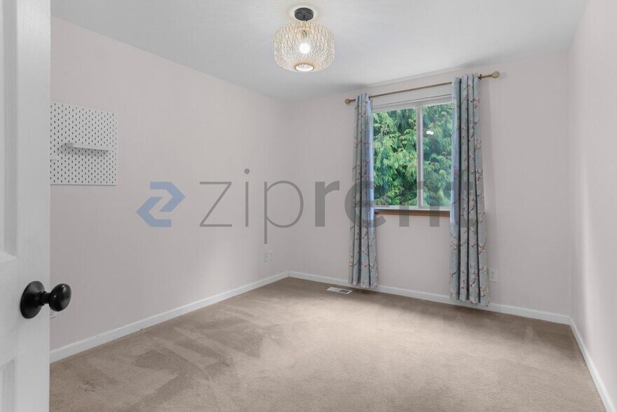 Building Photo - Unit