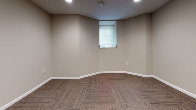 Building Photo - Affordable five bedroom house close to U o...
