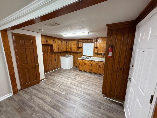 Building Photo - Spacious 3 Bedroom 1  Bath home with Appliance and Washer/Hookup.