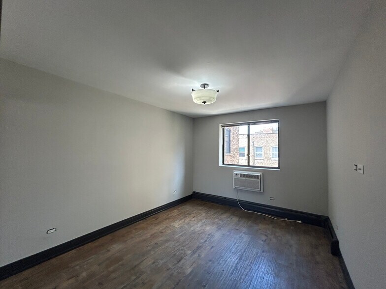 Building Photo - 518 W Wrightwood Ave