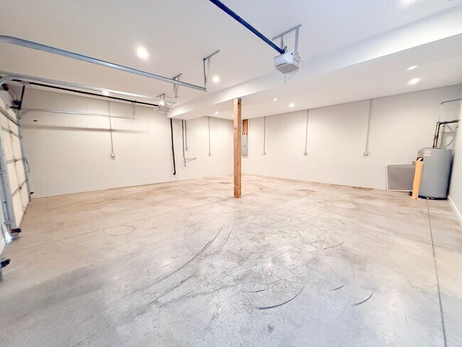 Building Photo - Spacious 4-Bedroom Home with Large Yard and Dual Garages in Cookeville