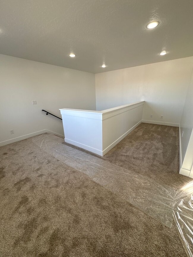 Building Photo - 725 W 350 N