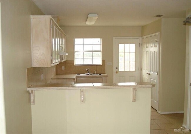 Building Photo - 9 W Sherryl Ave