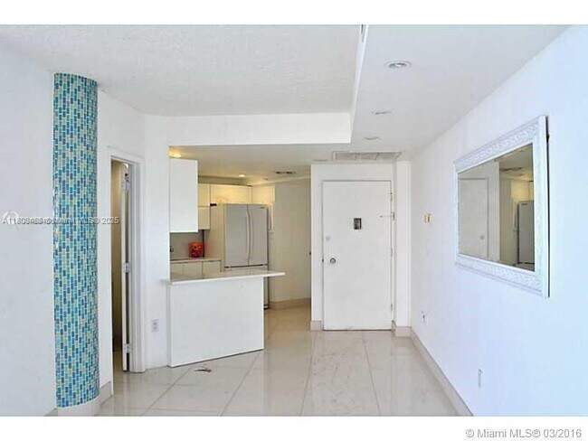 Building Photo - 905 Brickell Bay Dr