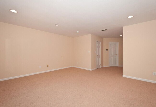 Building Photo - 90 Foxwood Dr