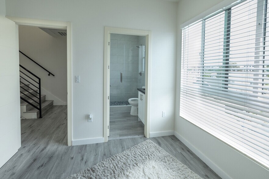 Building Photo - 1128 W 39th St