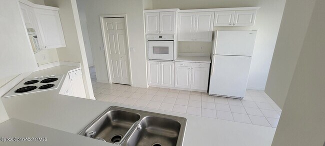 Building Photo - 729 Kenwood Cir