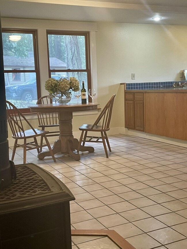 Building Photo - Roomy 4 Bed, 2 Bath