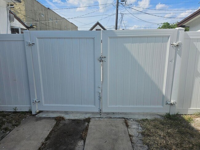 Building Photo - 425 Ardmore Rd