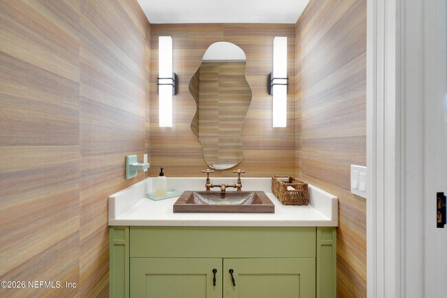 Building Photo - 290 St George St