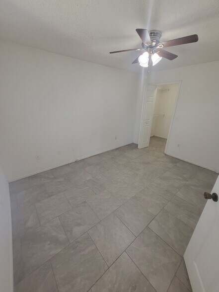 Building Photo - 5064 Park Central Dr