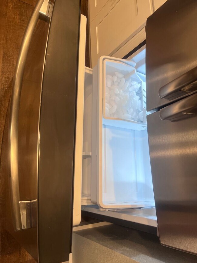 Building Photo - Spacious 1 Bedroom with Tons of Light, High Ceilings & Full Size Washer/Dryer Inside