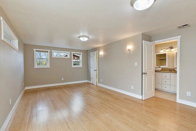 Building Photo - Beautiful home on large, landscaped flag lot - Available Now