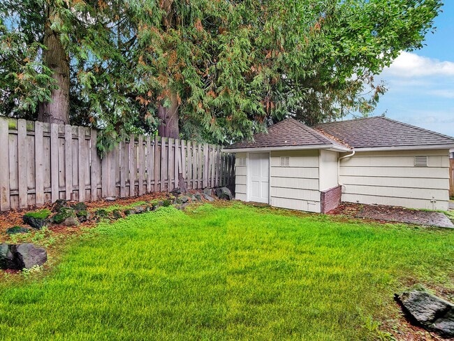 Building Photo - MID-CENTUTY MODERN 4 BEDROOM/2 BATH HOME-MUST SEE TO APPRECIATE!!