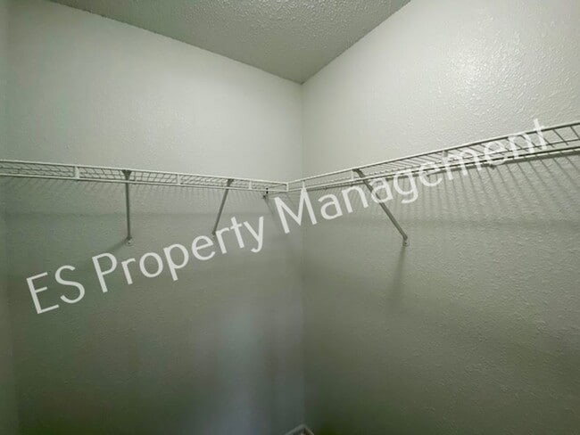 Building Photo - Stunning 3 Bedroom 2 Bath in SouthWest River Run Neighborhood!