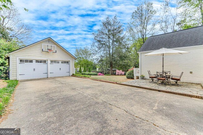 Building Photo - 954 Cherokee Rd