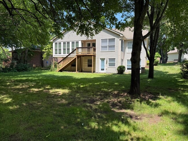 Building Photo - 3 bedroom 2.5 bath house with basement