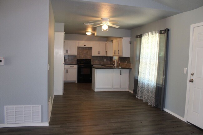 Building Photo - Newly Remodeled! Close to Tinker