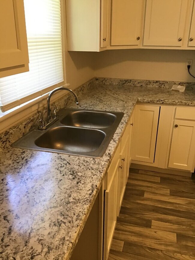 Building Photo - Spacious 3 bedroom 1 bath available soon (...