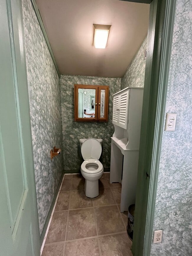 Building Photo - Spacious 4-5 Bedroom, 1.5 Bathroom 2-Story...