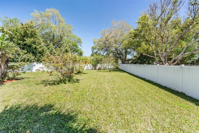 Building Photo - 1001 Grovewood Ct