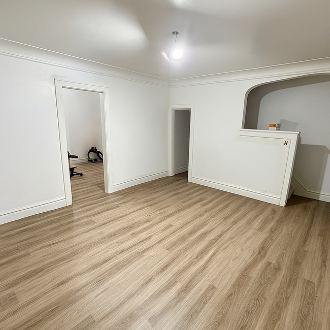 Building Photo - Remodeled 2 Bedroom - AVAILABLE NOVEMBER!