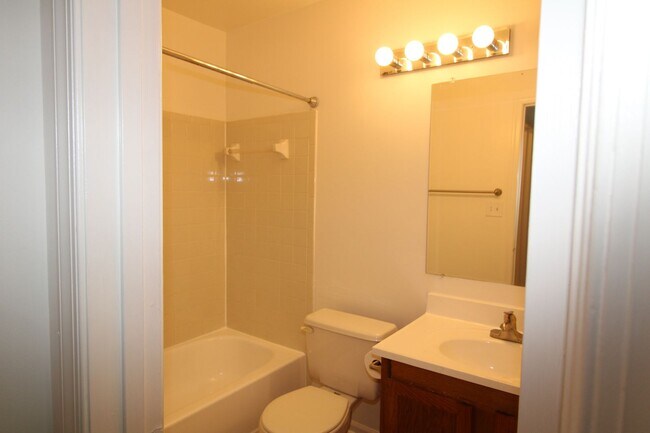 Building Photo - Very well maintained 2-bedroom 2-bath cond...