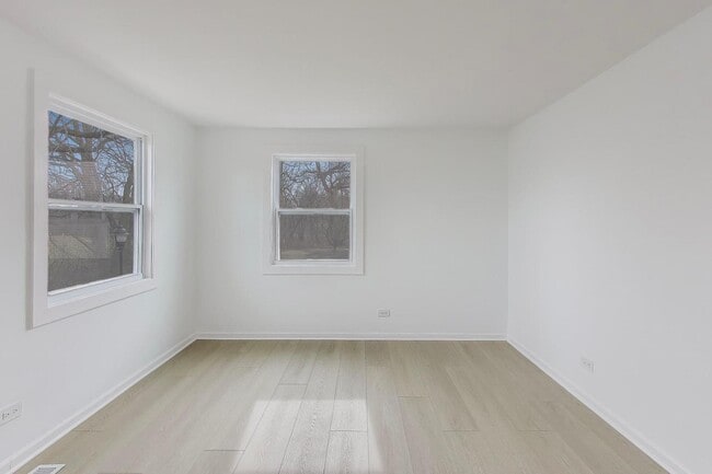 Building Photo - 1834 Jamestown Cir