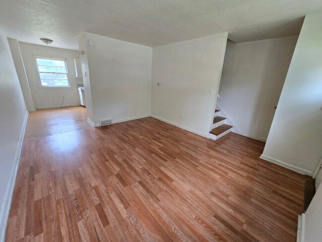 Building Photo - $900 - 2 Bed 1 Bath Town Home