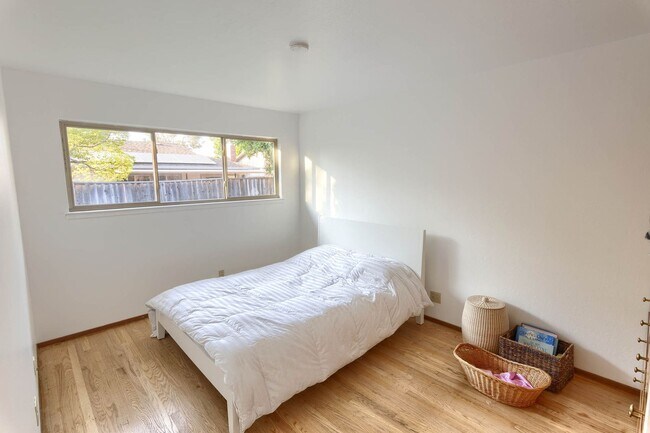 Building Photo - Newly Renovated 4-Bedroom 2.5-Bath South W...