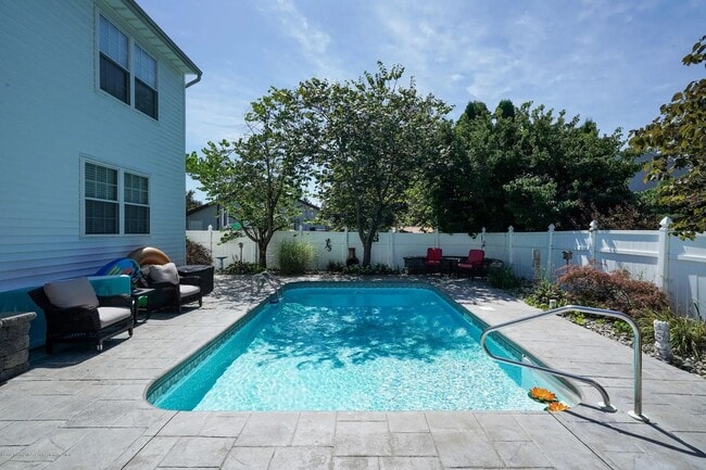 Building Photo - Charming Colonial on Quiet Cul-de-Sac