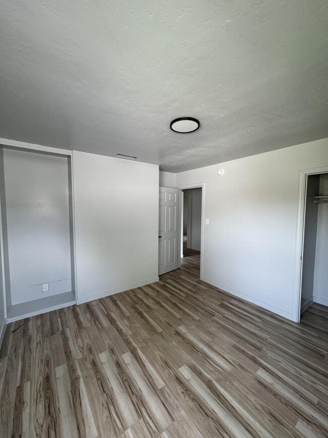 Building Photo - 1854 De Ovan Ave