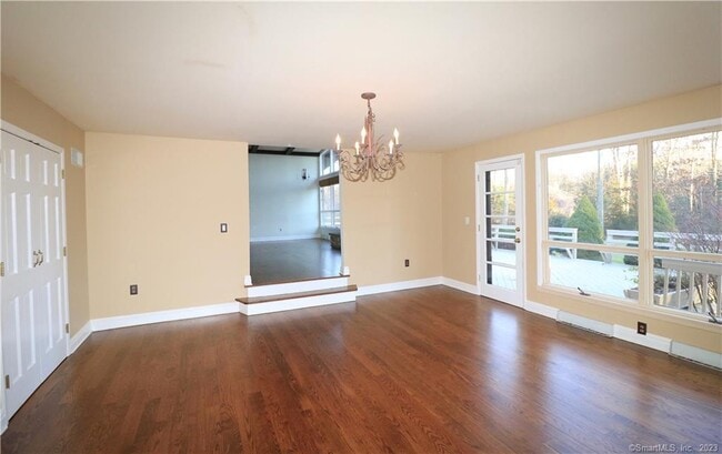 Building Photo - 950 Rock Rimmon Rd