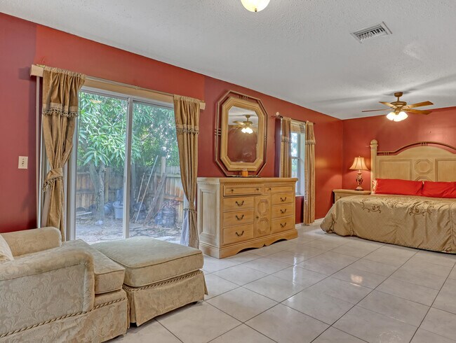 Building Photo - 1950 Wisteria St