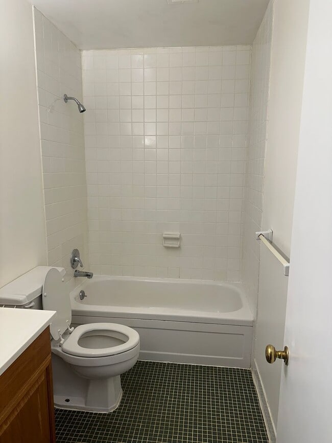 Building Photo - 2 Bedroom/2 bath Townhome