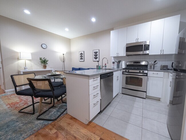 Building Photo - 230 W 113th St